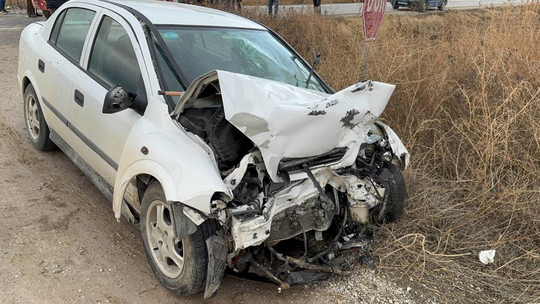 Otomobiller kafa kafaya çarpıştı! Karı-koca hayatını kaybetti 1